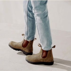 Worn once -  
Women's Style 585
Color: Rustic Brown 
Size: 8.5 US Women (5.5 AU)